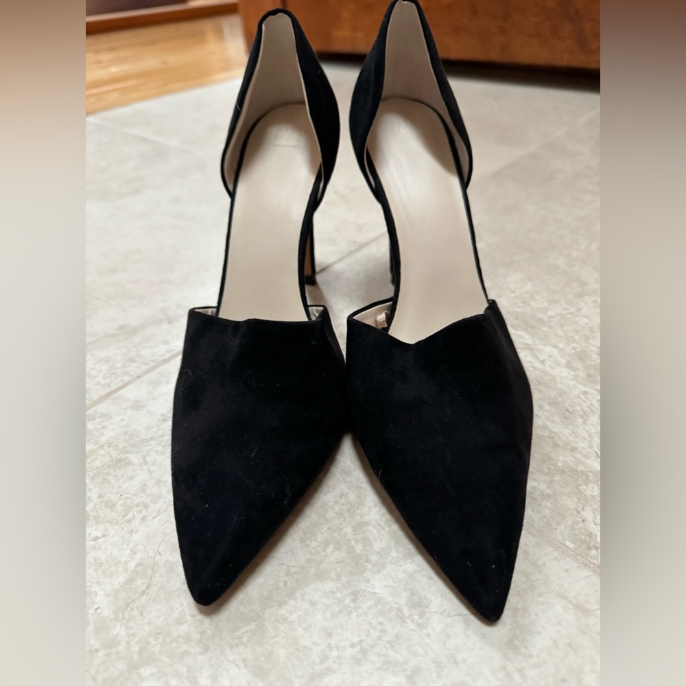 Zara basic, black 4”high heel.Suede like material. Size 39 (8-8.5) gently worn.